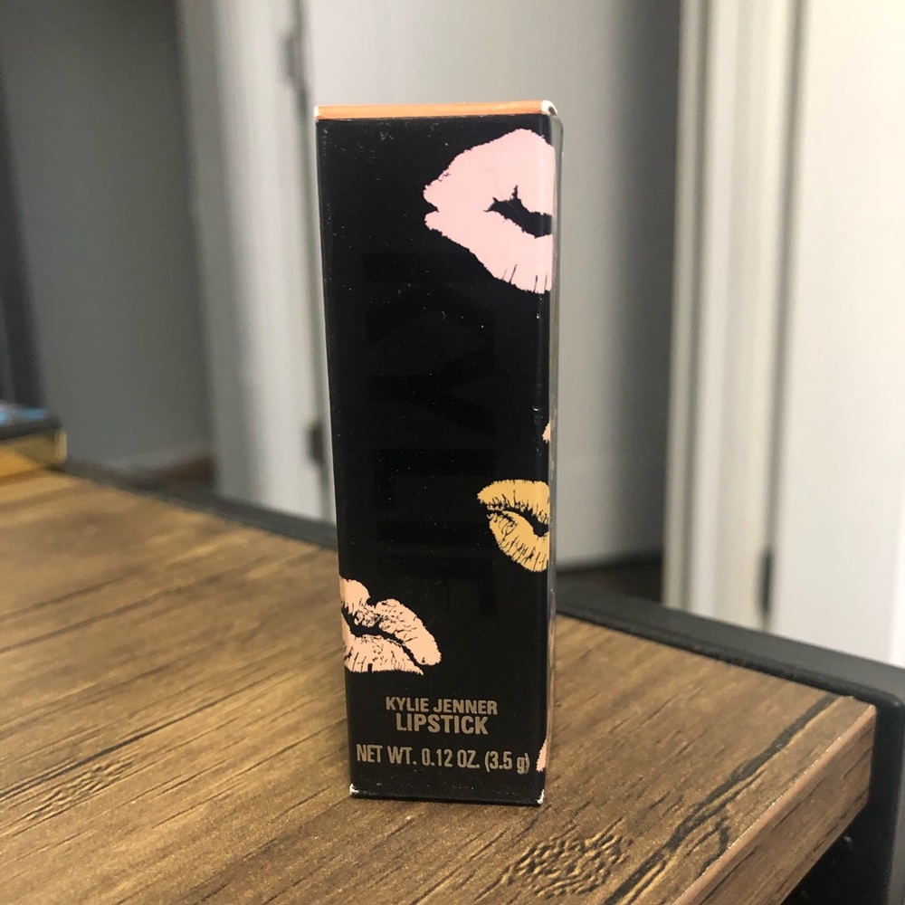 Kylie Cosmetics Lipstick, shade Nova